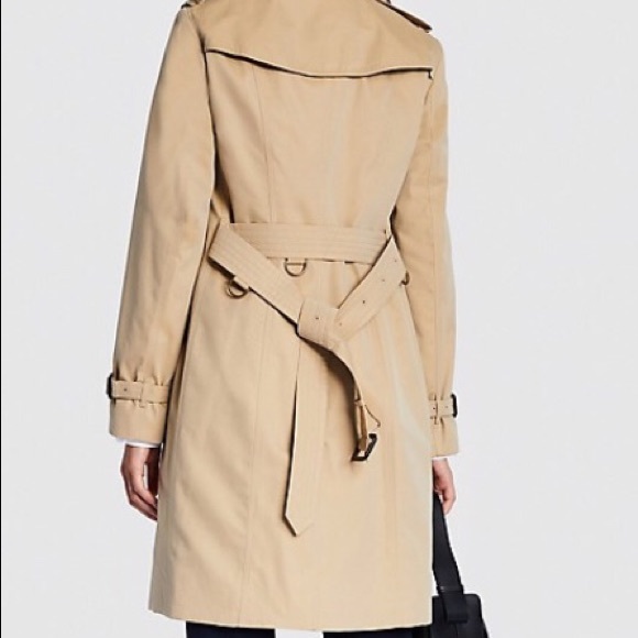 Gorgeous Burberry Coat Almost New - Picture 3 of 8